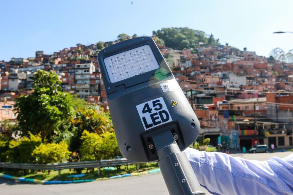 Prefeito Orlando Morando inicia Mais Luz no Cafezal, região do Montanhão