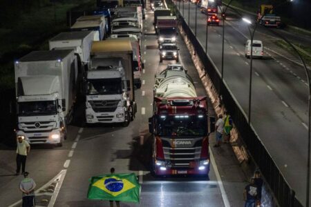 Protestos de caminhoneiros atrapalham trânsito em 20 estados