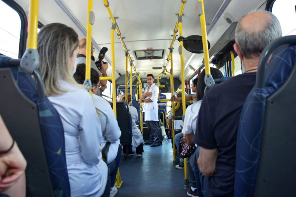 Santo André oferece treinamento prático de mobilidade nos ônibus para idosos