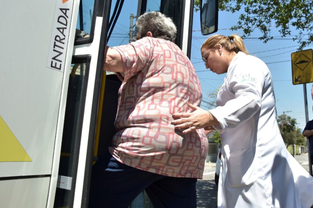 Santo André oferece treinamento prático de mobilidade nos ônibus para idosos