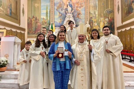 Deputada Carla Morando é homenageada pelo Papa Francisco por comenda entregue pelo Bispo Dom Pedro