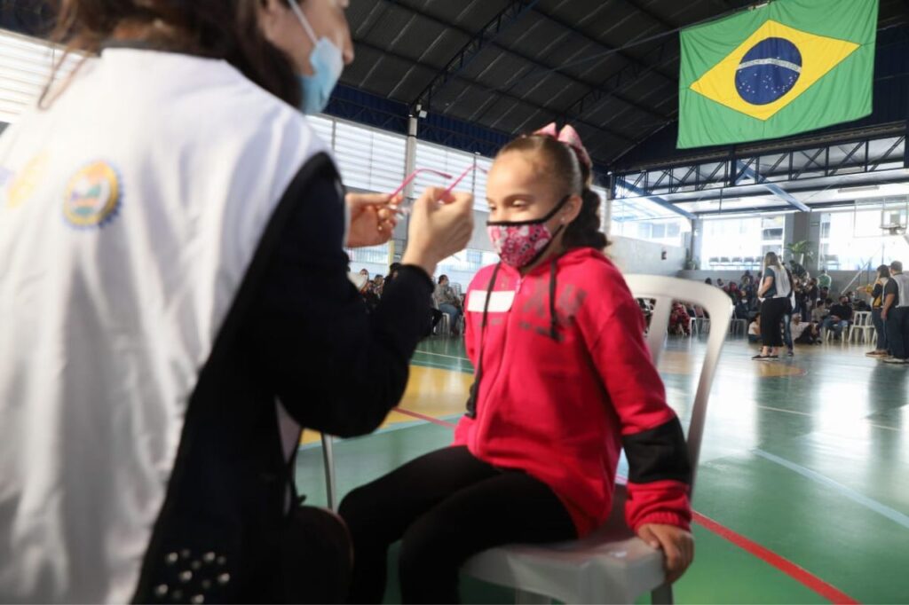 Educando com Visão entrega 382 óculos para alunos da rede municipal de Santo André