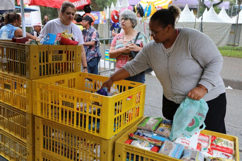 Fundo Social arrecada 3,5 toneladas de alimentos no show de Zeca Pagodinho