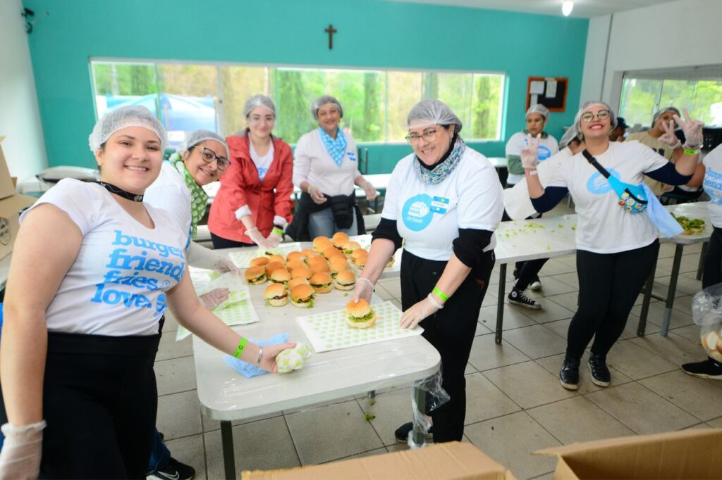 Hamburgada do Bem leva solidariedade para 450 crianças em São Bernardo