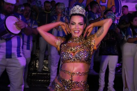 Rainha de Bateria Carla Prata utiliza coroa cravejada no cristal swarovski em noite de samba na Tucuruvi