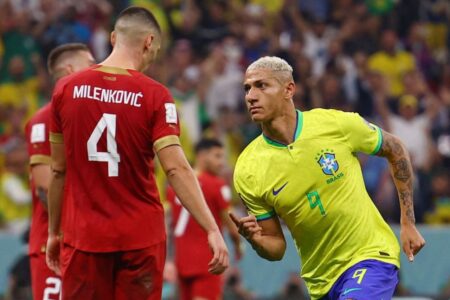 Richarlison decide e Brasil inicia Copa com vitória sobre a Sérvia