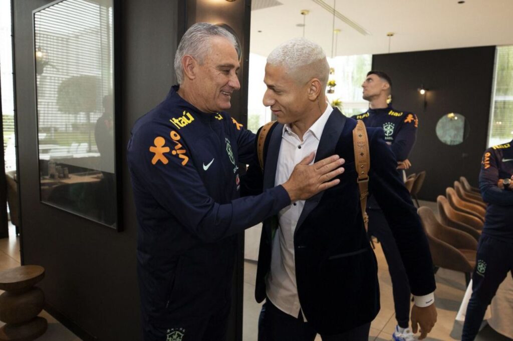 Todos os 26 jogadores convocados se apresentaram nesta segunda-feira