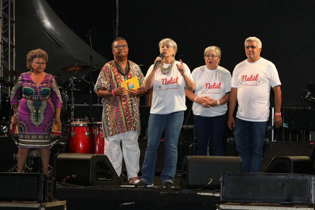 Zeca Pagodinho leva 30 mil pessoas para sambar na Praça da Moça