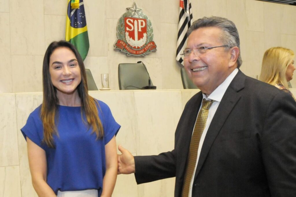 Ana Carolina Serra é recepcionada na Assembleia Legislativa