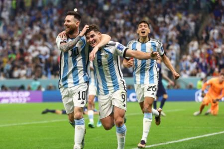 Com brilho de Messi e Álvarez, Argentina chega à final da Copa