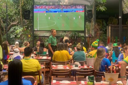 Com os dois pés na próxima fase, Brasil avança na Copa e Happy Hour continua