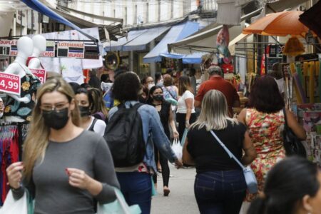 Metade dos brasileiros se sentem inseguros para andar sozinhos à noite