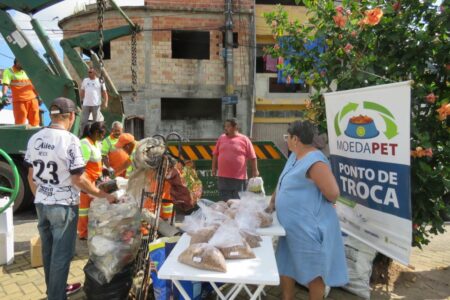 Famílias da comunidade Cruzado recebem ação conjunta do Moeda Verde e Moeda Pet