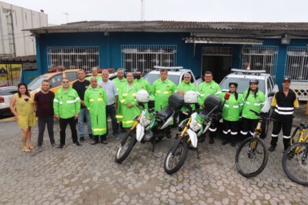 Guto Volpi entrega kits de chuva para equipes de trânsito