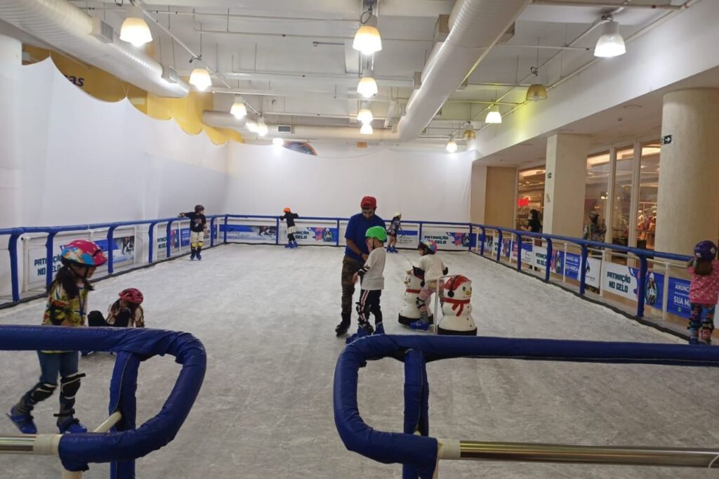 Pista de patinação no gelo é atração no Shopping ABC