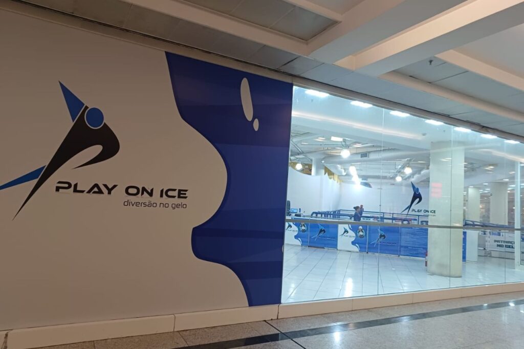 Pista de patinação no gelo é atração no Shopping ABC