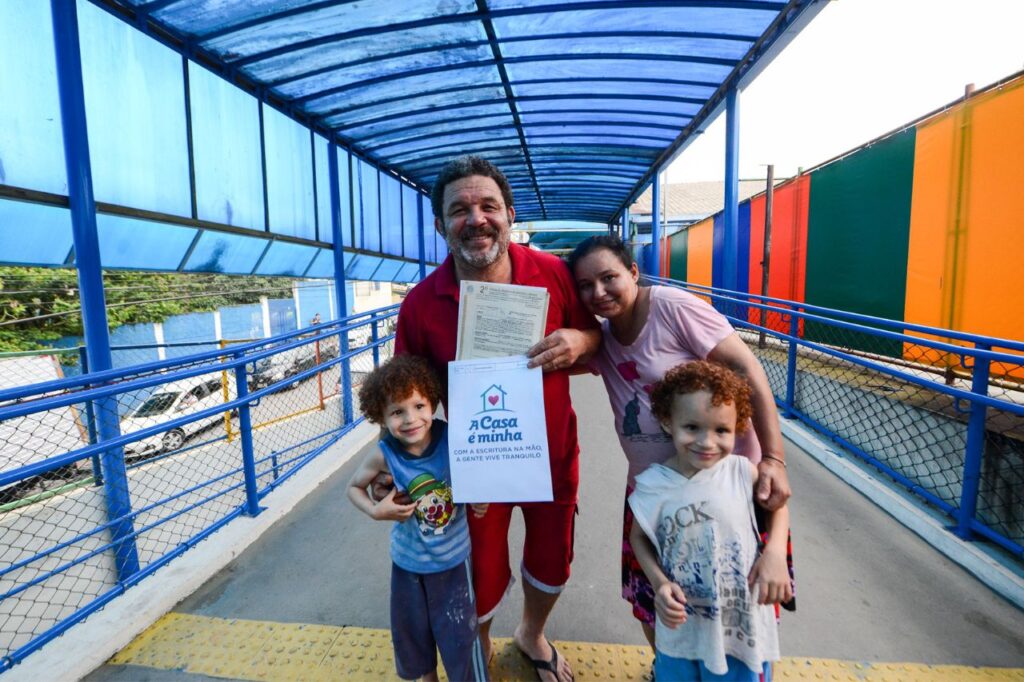 Prefeito Orlando Morando entrega escrituras a famílias do Jardim São Judas Tadeu