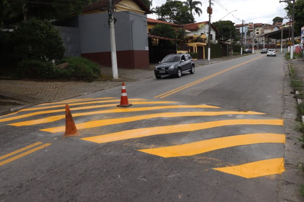 Trânsito de Ribeirão Pires reforça sinalização de solo