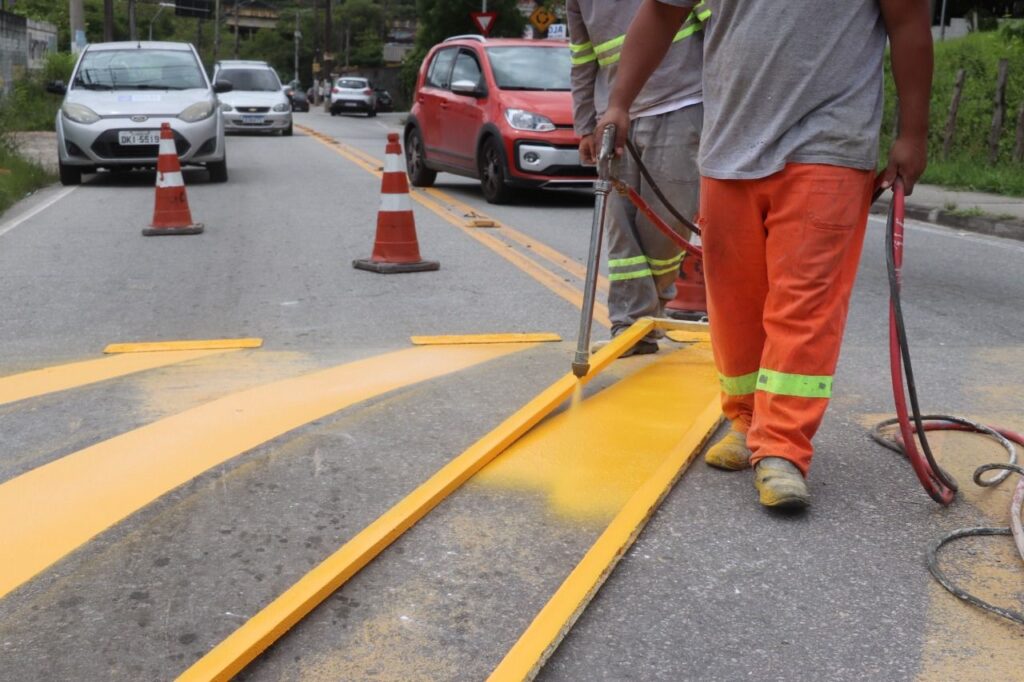 Trânsito de Ribeirão Pires reforça sinalização de solo