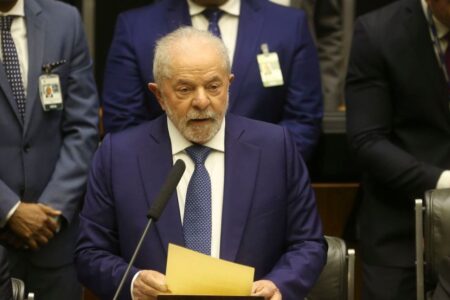 Em seu primeiro dia como presidente, Lula assina 52 decretos e 4 MPs