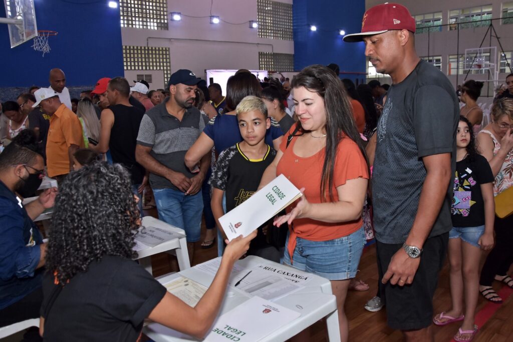 Santo André entrega 245 escrituras a moradores do Jardim Alzira Franco