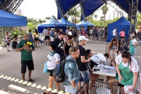 Feira "Eu amo, eu adoto" garante lar para 55 animais em Santo André