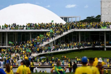 Forças de segurança conseguem desocupar rampa do Planalto