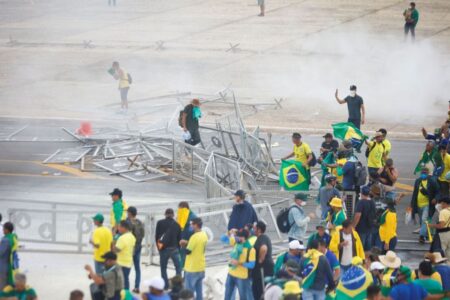 Manifestantes invadem Congresso, Planalto e STF