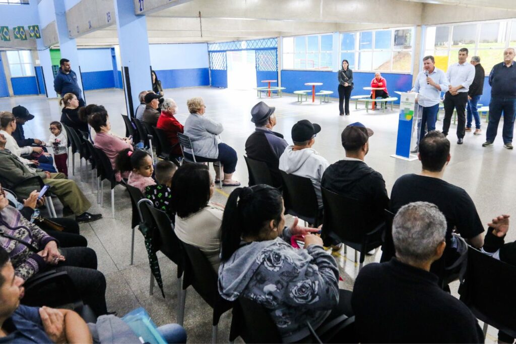 Prefeito Orlando Morando entrega escrituras no loteamento Recanto da Amizade