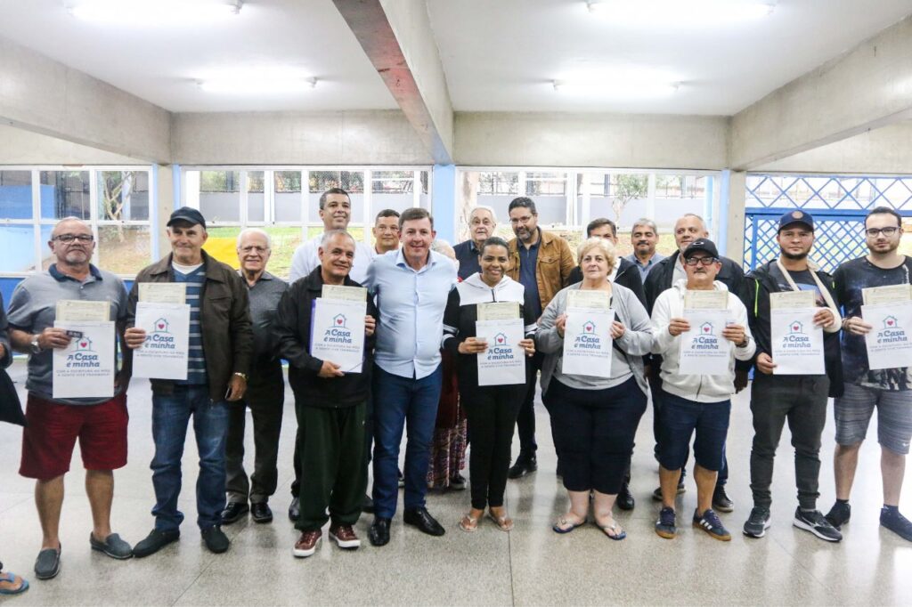 Prefeito Orlando Morando entrega escrituras no loteamento Recanto da Amizade