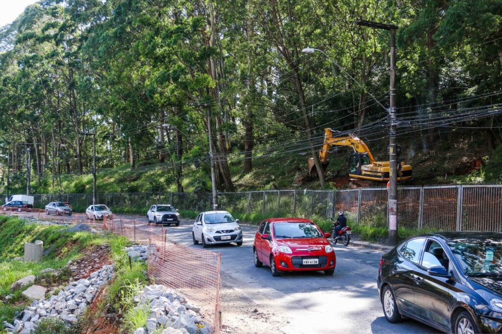 Prefeitura de São Bernardo intensifica obras na Estrada Samuel Aizemberg