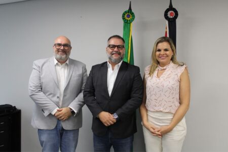 Reafirmando seu compromisso com a área social, Carla Morando protocola demandas com Secretário Estadual