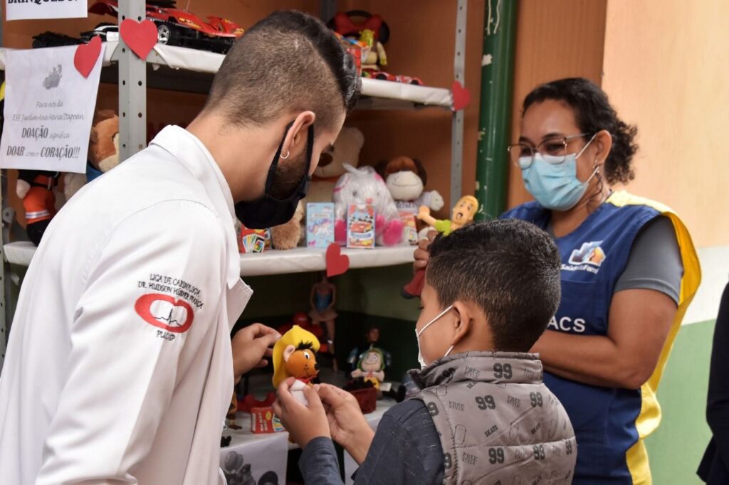 Santo André entrega brinquedos para crianças atendidas na USF Jardim Ana Maria