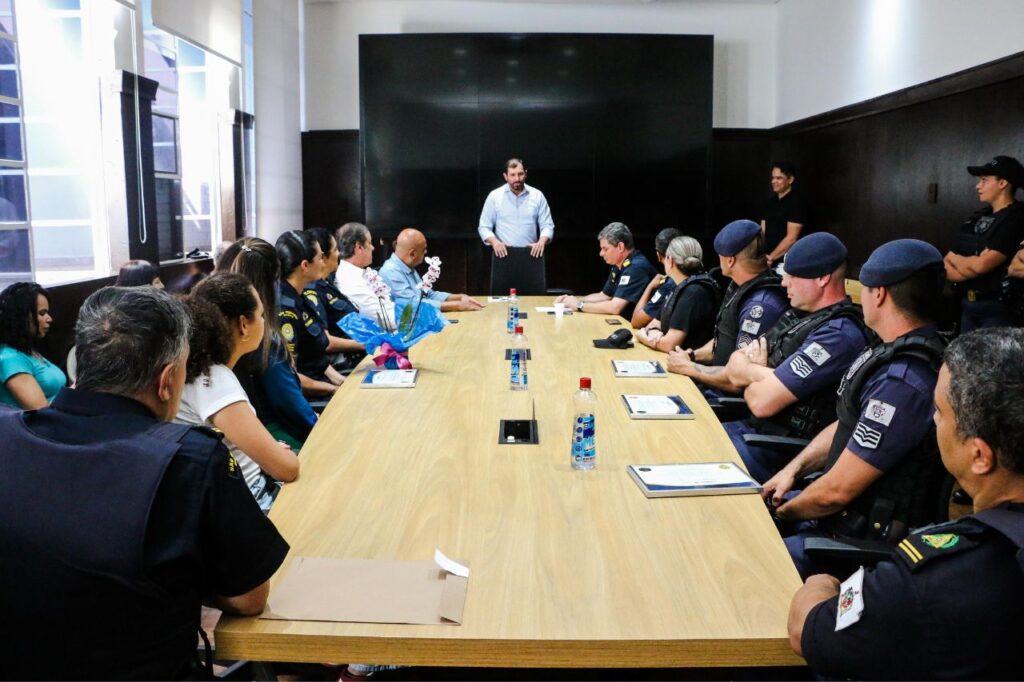 São Bernardo homenageia GCMs que desmantelaram roubo de carga de cigarros