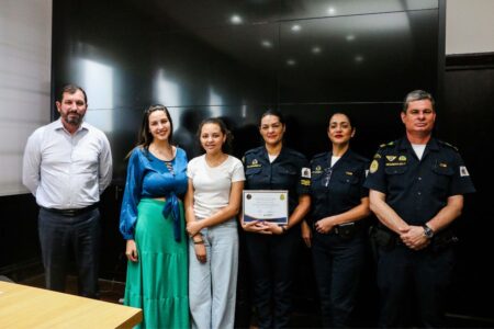 São Bernardo homenageia GCMs que desmantelaram roubo de carga de cigarros