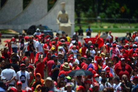 Multidão toma conta da Esplanada em domingo ensolarado na capital