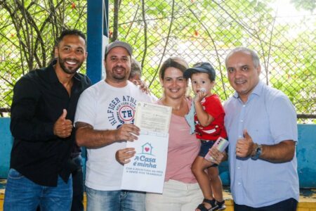 Prefeito em exercício, Marcelo Lima entrega novas escrituras no loteamento Divinéia Pantanal