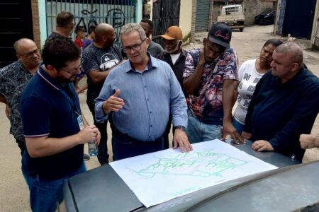 Luiz Zacarias vistoria obras de saneamento básico no Morro do Kibon