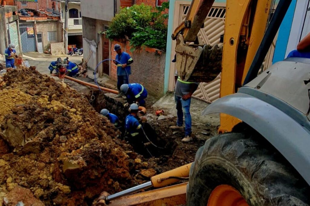 Luiz Zacarias vistoria obras de saneamento básico no Morro do Kibon