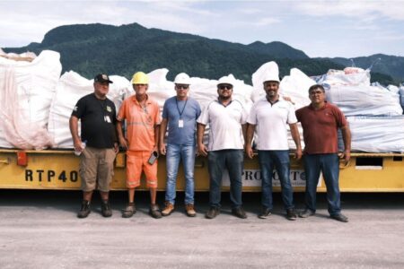 Operadores portuários de Santos e Marinha garantem a chegada de doações ao litoral