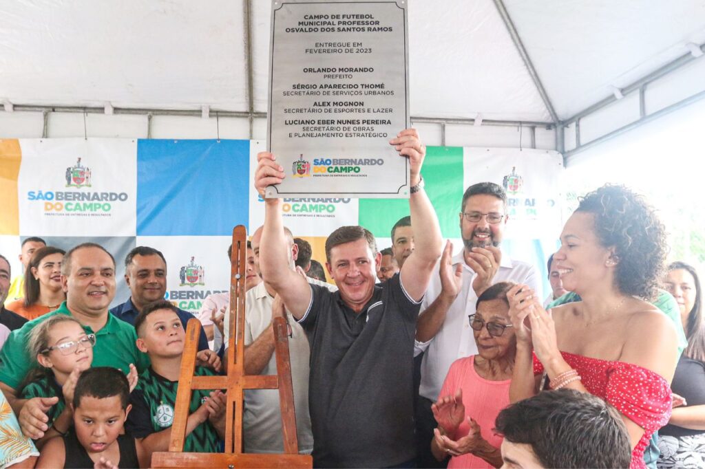 Prefeito Orlando Morando entrega revitalização do campo de futebol do Batistini