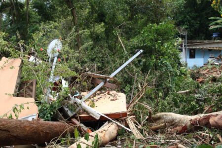 Sobe para 54 número de mortos após chuvas no litoral norte paulista