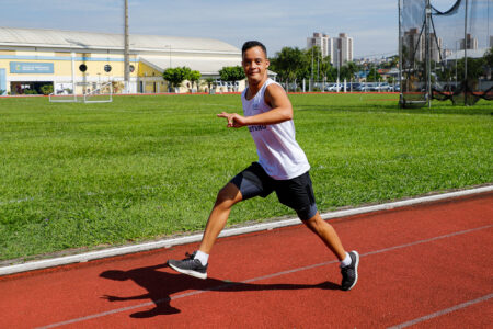 Paratleta de São Caetano celebra Dia Internacional da Síndrome de Down com título nos 100 m rasos do Brasileiro