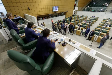 Alesp derruba veto do Executivo e mantém prazo indeterminado para laudos de autistas