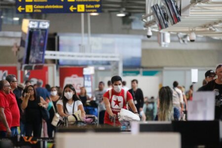 Anvisa derruba obrigatoriedade de máscaras em aeroportos e aviões