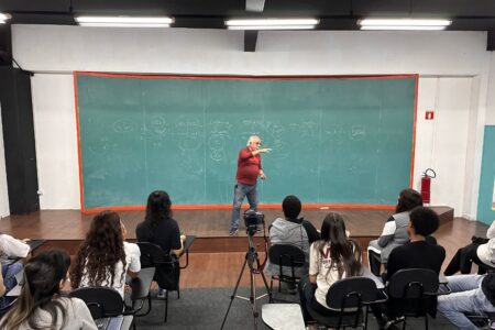 Clovis Volpi ministra aula para jovens de curso pré-vestibular em Mauá