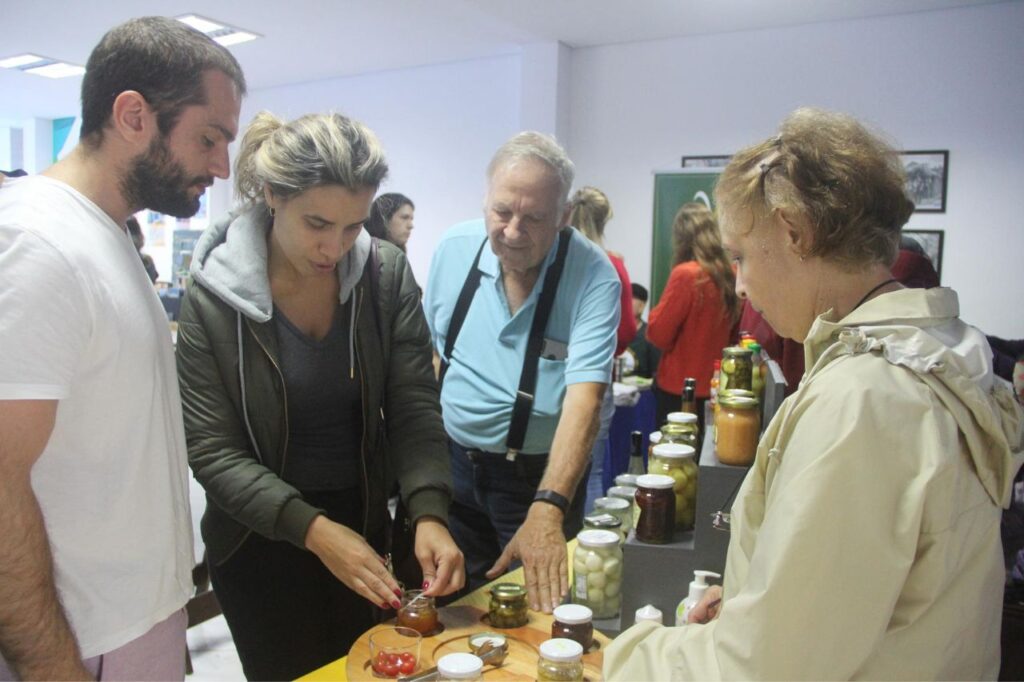 Feira Vegana do ABC acontece domingo em Santo André (SP) e recebe ração para animais acolhidos por ONGs