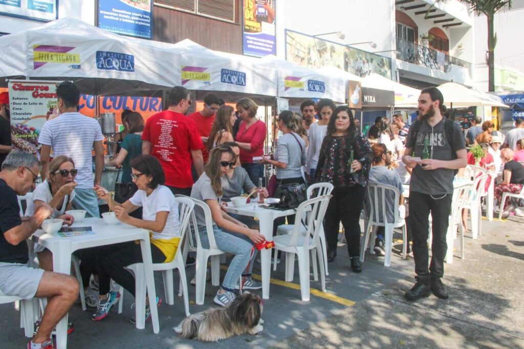 Feira Vegana do ABC acontece domingo em Santo André (SP) e recebe ração para animais acolhidos por ONGs