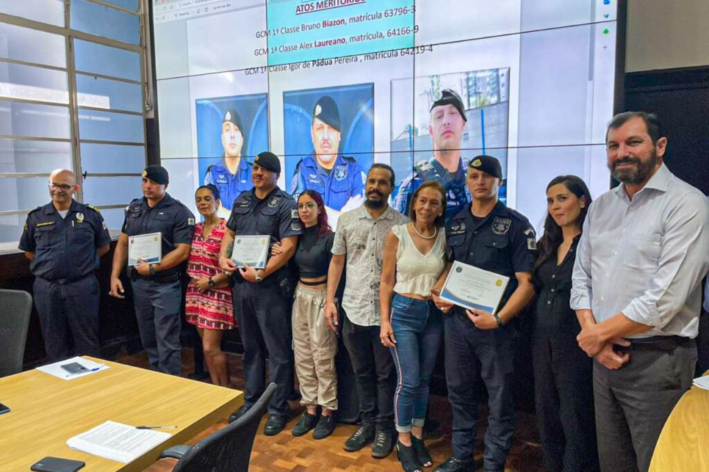 GCMs que prenderam dois por roubo de motos e celulares são homenageados em São Bernardo