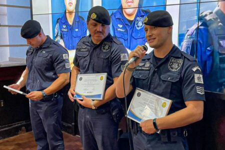 GCMs que prenderam dois por roubo de motos e celulares são homenageados em São Bernardo